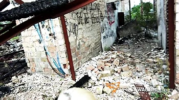 Harleen peitos grandes fodendo hardcore na rua