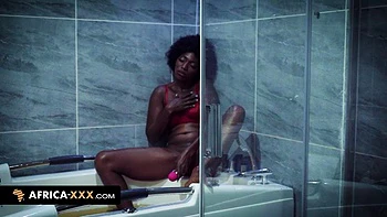 Rubia se masturba sola en la bañera