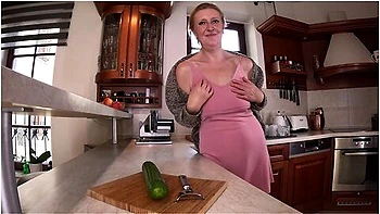 Vovó velha se masturba forte com pepino