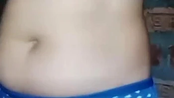 Grosse indienne nue en solo