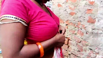 Indiana peituda chupando pau pesado