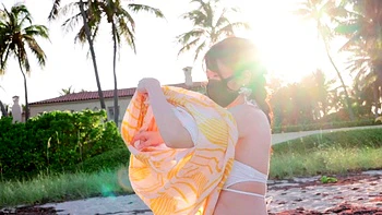 Худая азиатка на пляже в соло