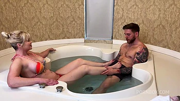 Blonde grosse chatte baisée fort dans le jacuzzi