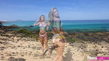 Loira Candee Licious brinca com a buceta na praia