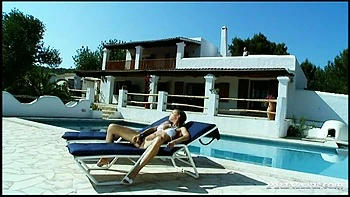 Lesben Eufrat & Keana Moire ficken draußen mit Toys