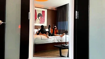 Милфа играет с страпоном в БДСМ фетиш