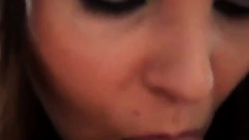 Teen de 18 años Vera Emilia chupando un gran polla POV