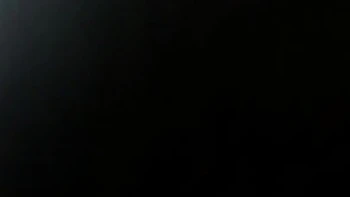 Jeune tamoule suce grosse queue noire en gros plan