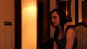 Adolescente amadora morena Tyna Shy com peitos pequenos