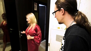 Herrin Lexy Noir fickt europäische Milf