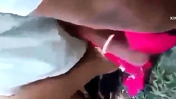 Индийскую MILF жёстко трахали в джунглях крупным планом