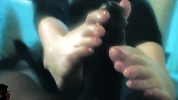 Kylie baise avec les orteils en POV interracial