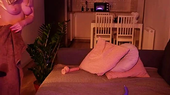 Blonde mit kleinen Titten masturbiert mit Dildo