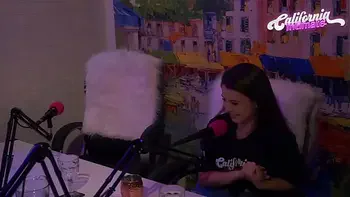 Flavia Oliver faz sexo oral em Natasha Steffens durante as gravações do California Podcast