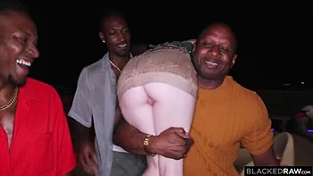 Ruivinha miúda Madi Collins primeiro gangbang BBC DP amordaçada