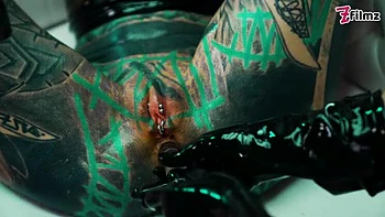 Lésbicas de látex fodem anal com brinquedos