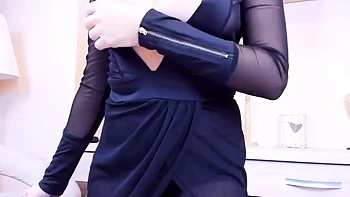 Kimora brune se masturbe en talons et bas devant la webcam