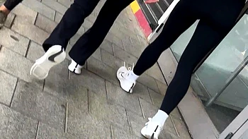 Culo apretado y fetiche de pies al aire libre