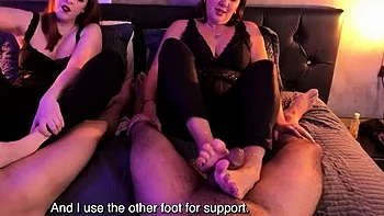 Nara y Syl chupan dos pollas con fetiche de pies POV