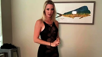 Vicky Stark en sexy vestido negro en solitario