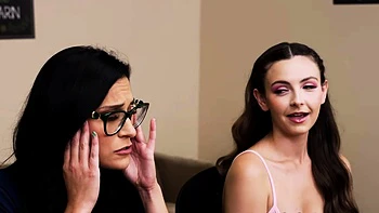 Сексуальное декольте Серены заводит жёсткий тройник