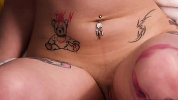 Blonde Nymphomanin mit großen Titten masturbiert beim Zuschauen