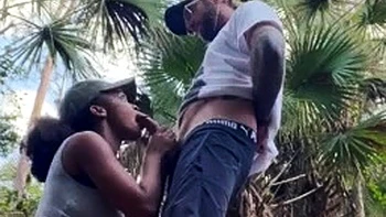 Любительский негритянский минет на улице POV