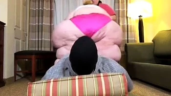 SSBBW Bobbi Jo senta na cara e esmaga a bunda