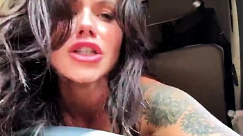 Арабелла Миа жестко трахается сзади