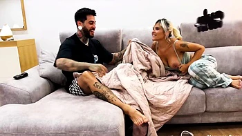 Блондинка с огромной грудью в жестком тройничке