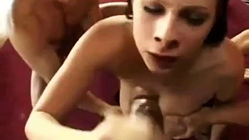 Gianna Michaels pipe gorge profonde en gangbang