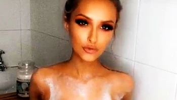 Скайлар Тейлор голая мастурбирует в ванной