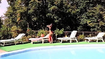 Milf brune Daphney Rose en solo et cul