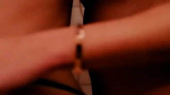 Adolescentes morenas follan en trío doggy y chupada