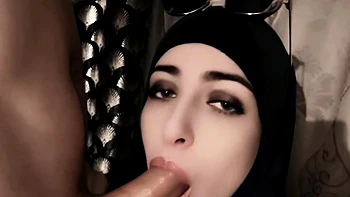 Hijab-Schlampe bläst großen Schwanz POV