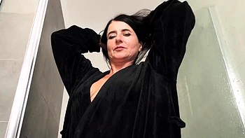 PrimeMature Roxxy Sinn masturbation solo sous la douche