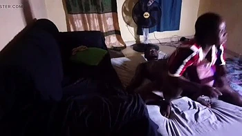 Fille afro-indienne prend grosse queue noire en levrette