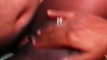 MILF peituda perde o controle no orgasmo hardcore e gozada