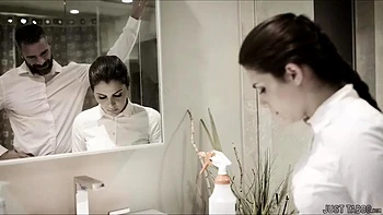 Брюнетка сосет и трахается в позе догги с видом от первого лица