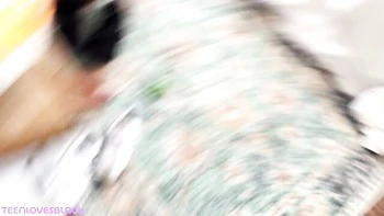 Pequena enteada recebe pau preto grande com creampie