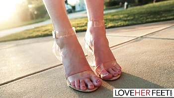 Hayley faz footjob fetichista e adora pés