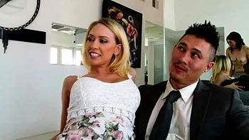 Deux nanas échangent leurs mecs et baisent dur