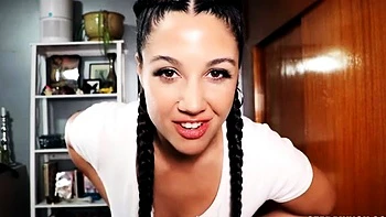 Сеара Линч с огромными сиськами и издевательством с подтягиванием трусов