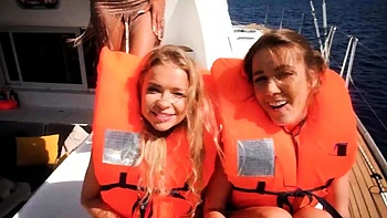 Alexis Crystal wird hart anal draußen gefickt