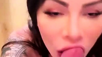 Ангеллтэй трахает в жестком костюме горничной