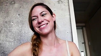 La amateur Ashley Alban se mete el culo