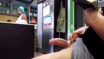 Показываю член мачехе, она дрочит