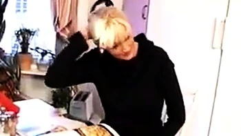 Ama de casa danesa se chupa y folla amateur