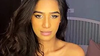 Lesbische Rothaarige zeigt Titten und spielt mit Toys