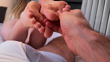 Loira gostosa fodida com creampie pelo enteado